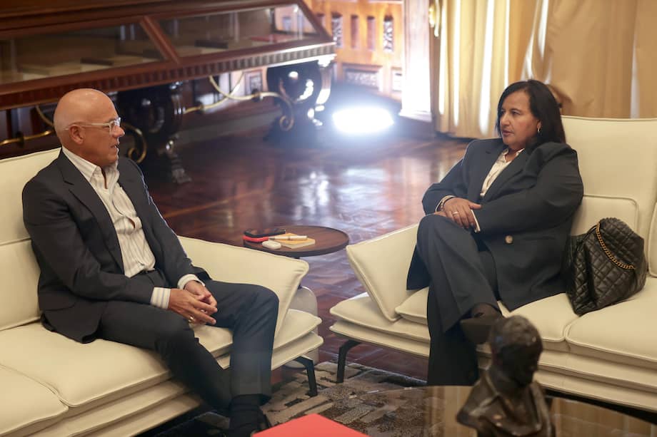 El presidente de la Asamblea Nacional, Jorge Rodríguez (i), hablando durante una reunión con la exdiputada Dinorah Figuera en Caracas.