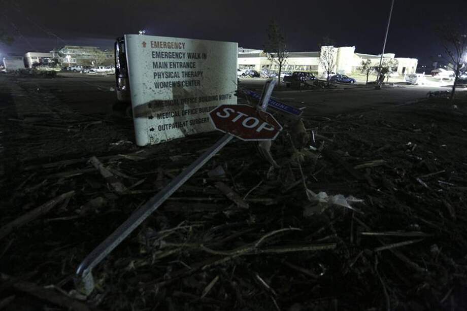 Buscan sobrevivientes de devastador tornado en Oklahoma que dejó 24 muertos