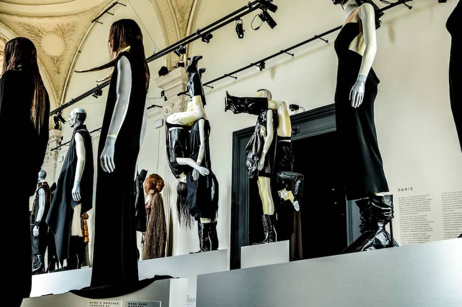 Las creaciones del diseñador estadounidense Rick Owens se exhiben en la exposición "Rick Owens. Temple of Love" en el Palais Galliera de París. /EFE/EPA/Teresa Suárez