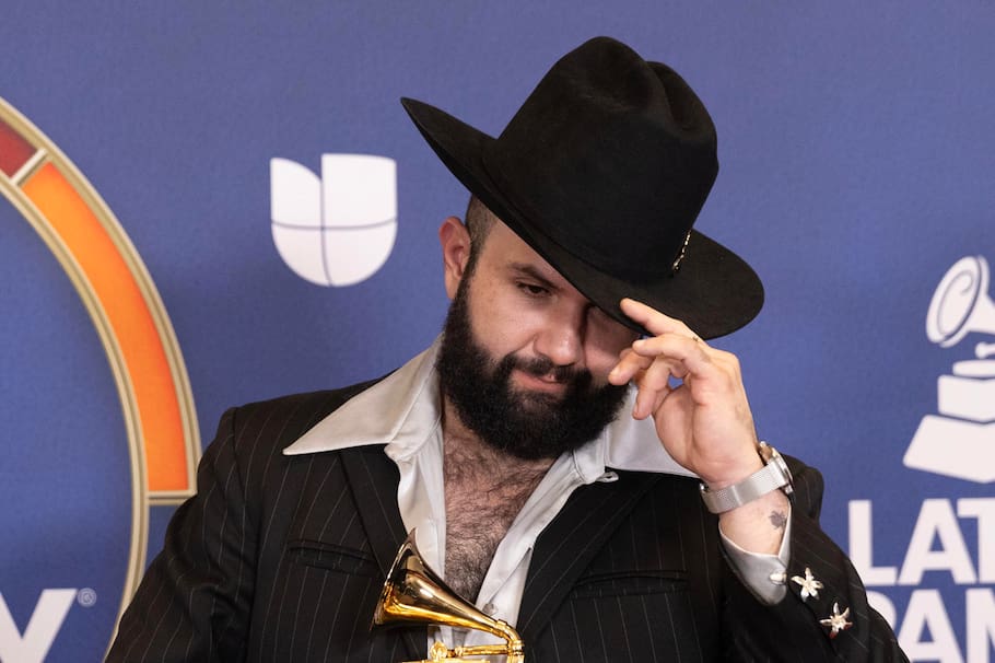 Carín León suspende gira por enfermedad: “se encuentra siguiendo indicaciones médicas”