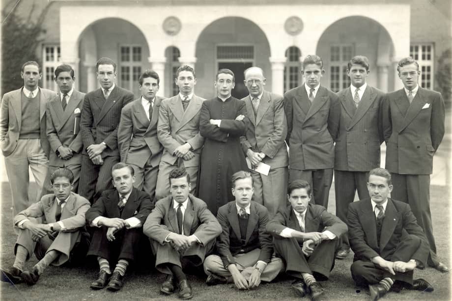 Cortesía / Foto de 1943. De pie, de izq. a derecha el cuarto es Guillermo Cano Isaza.