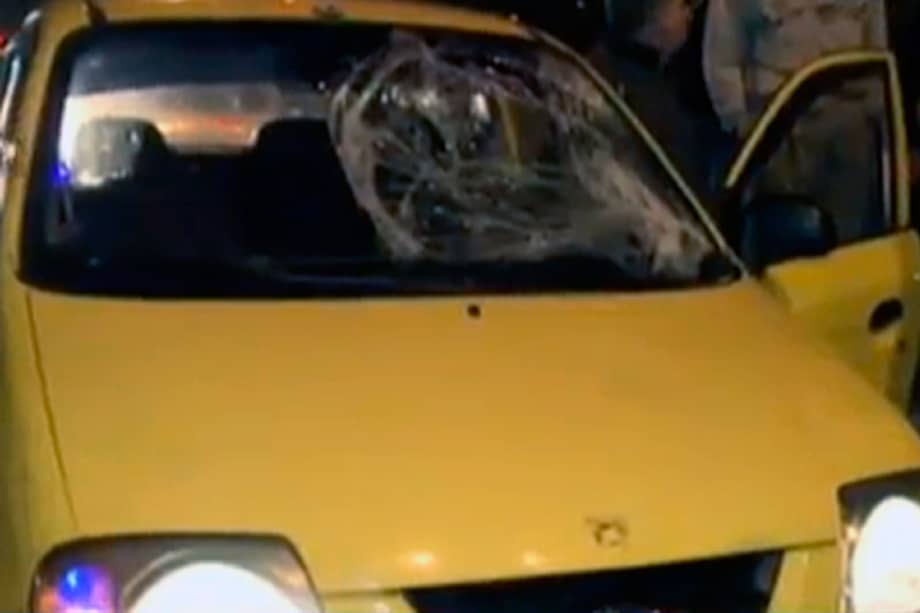 Ciclista ebrio se estrelló con un taxi y dio clases de inteligencia vial