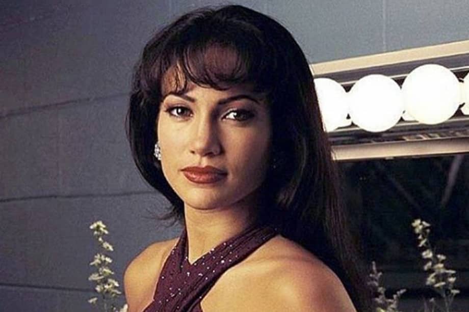 "Selena" es una película protagonizada por Jennifer Lopez y Edward James Olmos y dirigida por Gregory Nava.