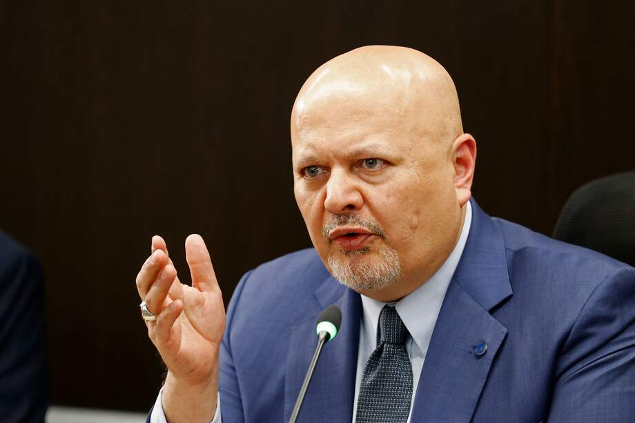 El fiscal de la Corte Penal Internacional (CPI), Karim Khan, participa en una reunión con el presidente de la JEP, magistrado Roberto Vidal.