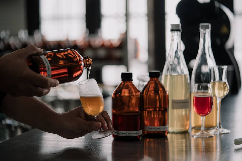 “En Alquímico, los fermentos acéticos, junto con las hidromieles, permiten desarrollar cócteles más ligeros, aperitivos o incluso opciones no alcohólicas sin sacrificar complejidad ni sofisticación”, Alejandro Manotas Devis.