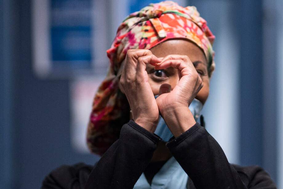 Personal sanitario en Estados Unidos despide a sus colegas muertos durante la lucha contra el coronavirus. / AFP