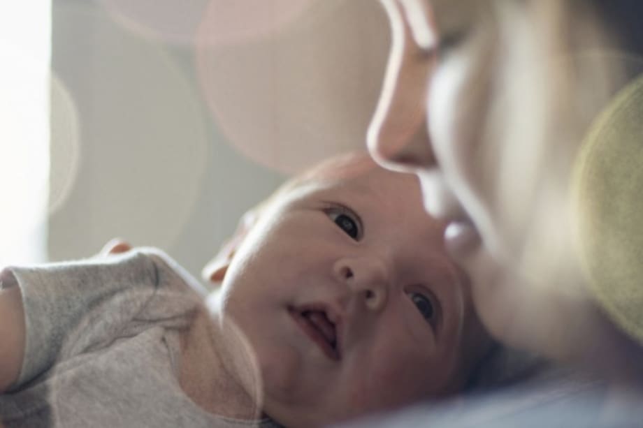 ¿Que? ve el bebe? cuando mira la cara de su madre?