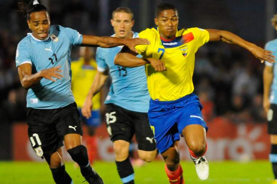Uruguayos y ecuatorianos dividieron honores en la octava fecha de Eliminatorias a Brasil 2014. / AFP