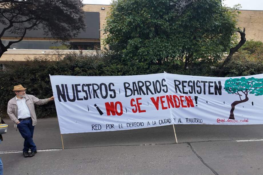 Plantón frente al Ágora Bogotá a propósito de la conmemoración del Día Mundial de las Ciudades.