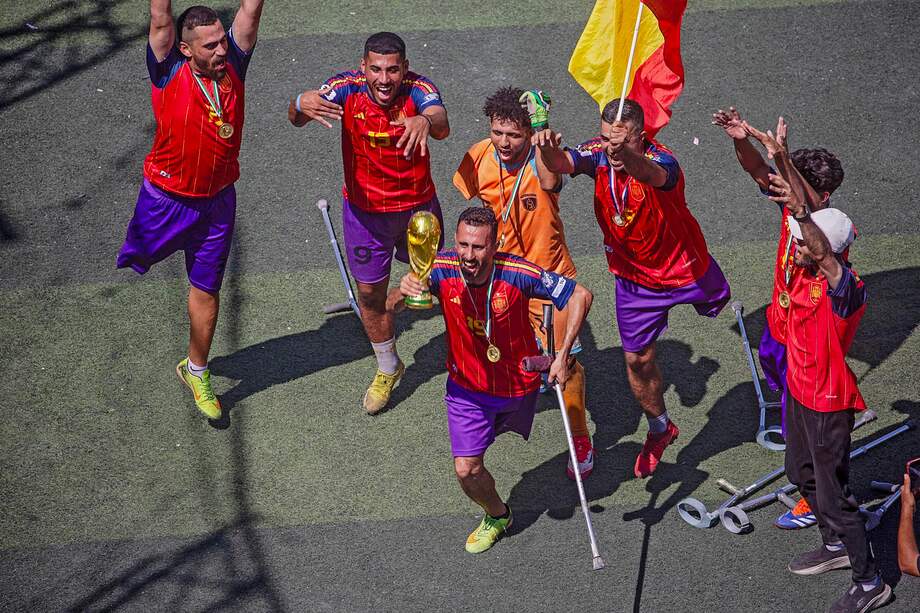En medio de edificios destruidos y rodeados de escombros, futbolistas amputados disputaron en Gaza una simbólica final entre España y Argentina.