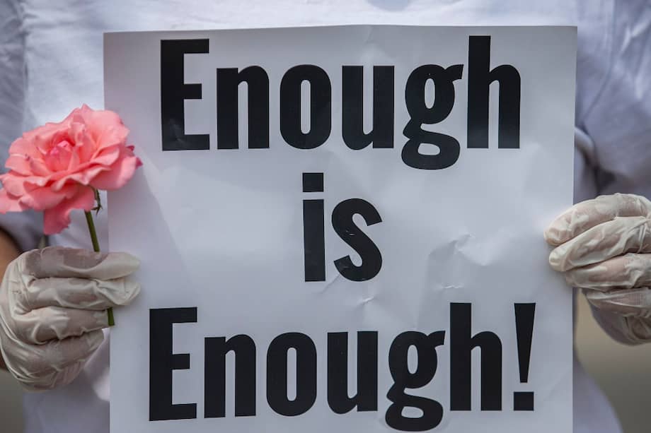 A las protestas por el manejo de la pandemia de COVID-19, se suma la ira por una supuesta violación colectiva en un centro de cuarentena.