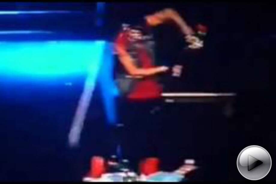 Justin Bieber barrió el escenario con una bandera de Argentina