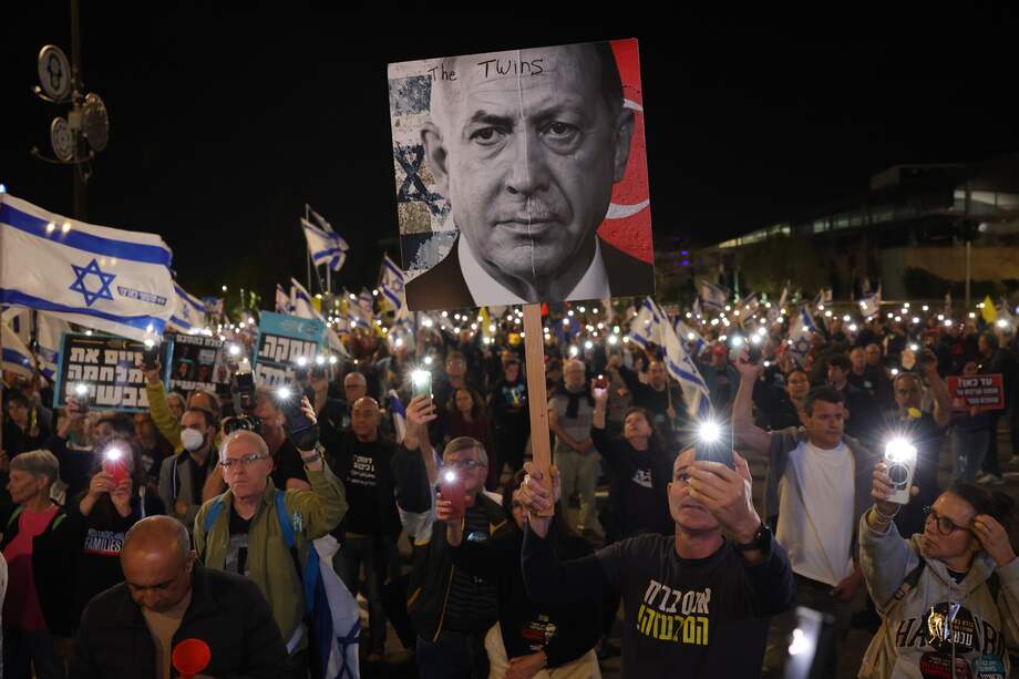 Un manifestante antigubernamental apoya a las familias de los rehenes israelíes retenidos por Hamás en Gaza.