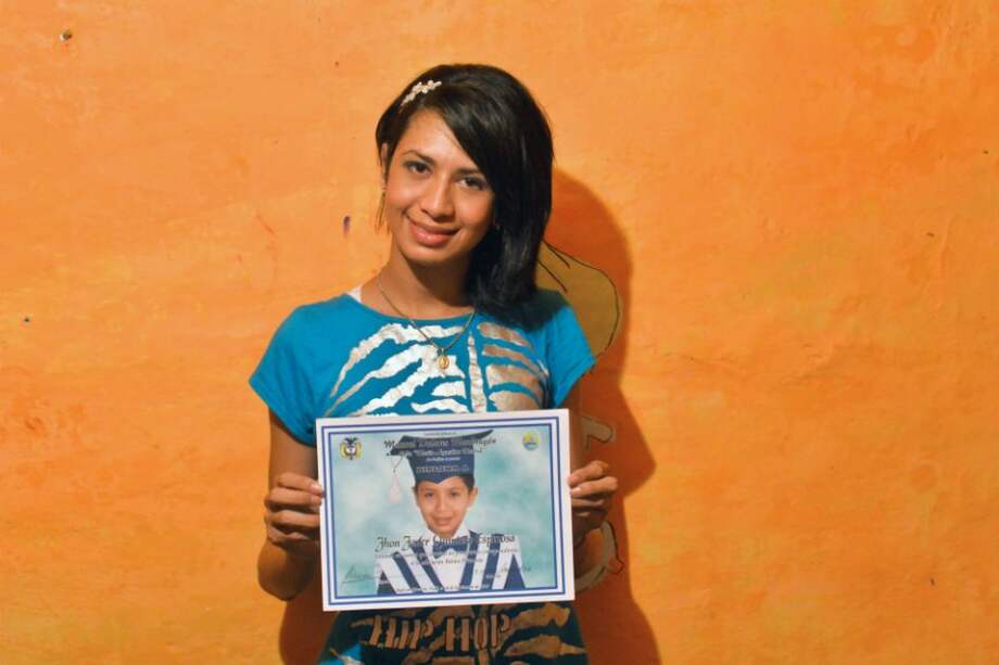 Colegio en Colombia accede a que estudiante transgénero asista con falda