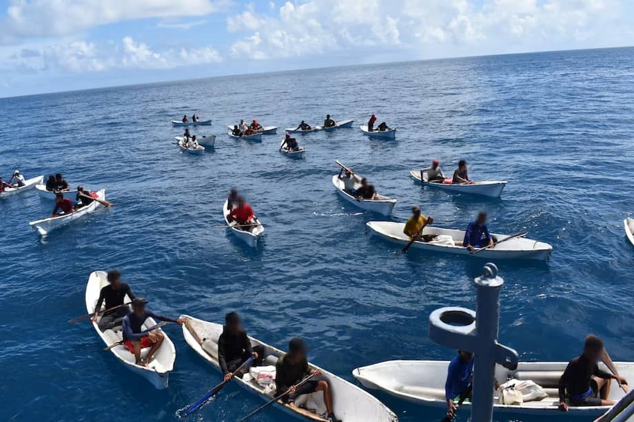 Cayucos dirigidos por extranjeros que realizan pesca ilegal en el AMP Seaflower son interceptados por la Armada Nacional.