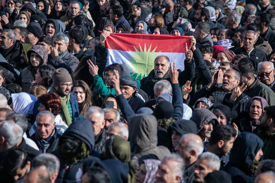 Manifestantes prokurdos sostienen una bandera del Kurdistán mientras intentan caminar hacia la ciudad de Qamishli, en el noreste de Siria, controlada por los kurdos.