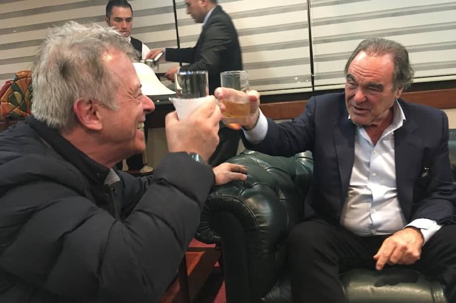 Mauricio Navas Talero brinda con Oliver Stone después de las extensas jornadas que tanto invitado como anfitrión vivieron en Bogotá. / Archivo particular
