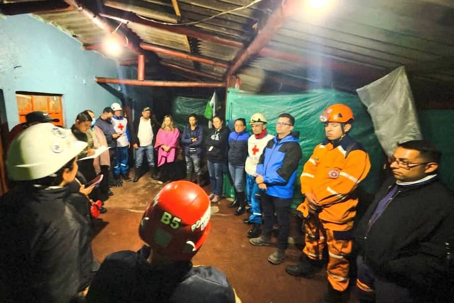 Personal de rescate que trabaja en la evacuación de los 3 mineros todavía atrapados.