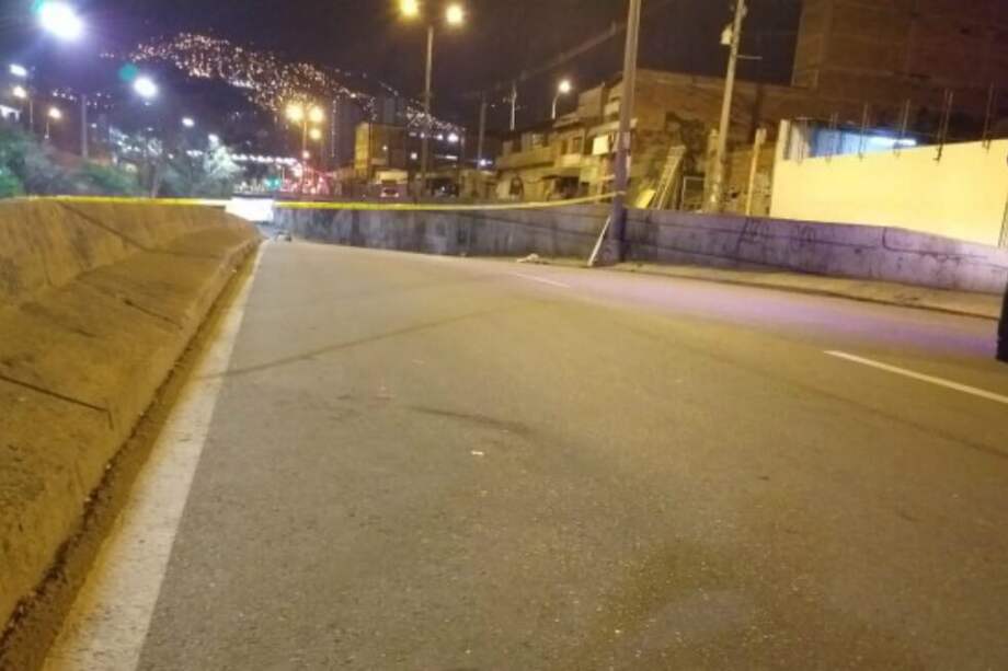 Las autoridades tuvieron que acordonar el deprimido de Villa Nueva. / Tomada de Guardianes Antioquia