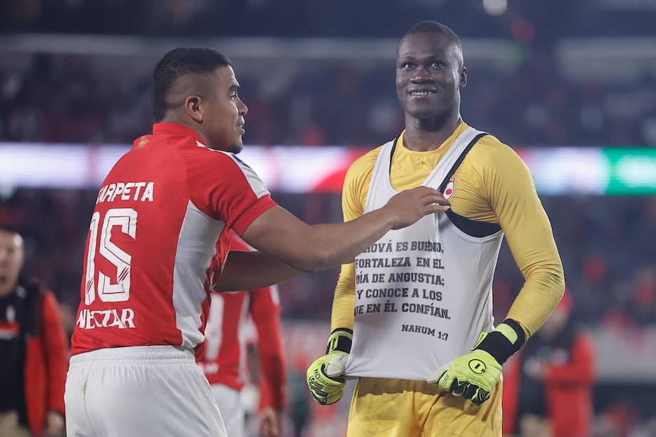 Weimar Asprilla, portero de Independiente Santa Fe, e Iván Scarpeta celebran al ganar en la serie de penaltis este miércoles 26 de agosto de 2026, en el partido de vuelta de la Copa Sudamericana frente a River Plate en el estadio Más Monumental de Buenos Aires, Argentina.