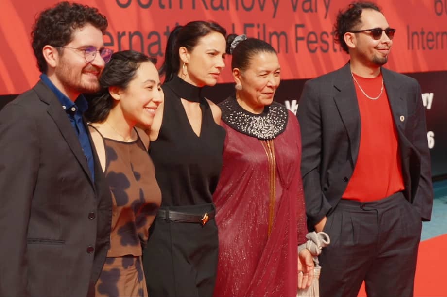 Carmiña Martínez (segunda de derecha a izquierda) asistió al estreno de la película en República Checa.