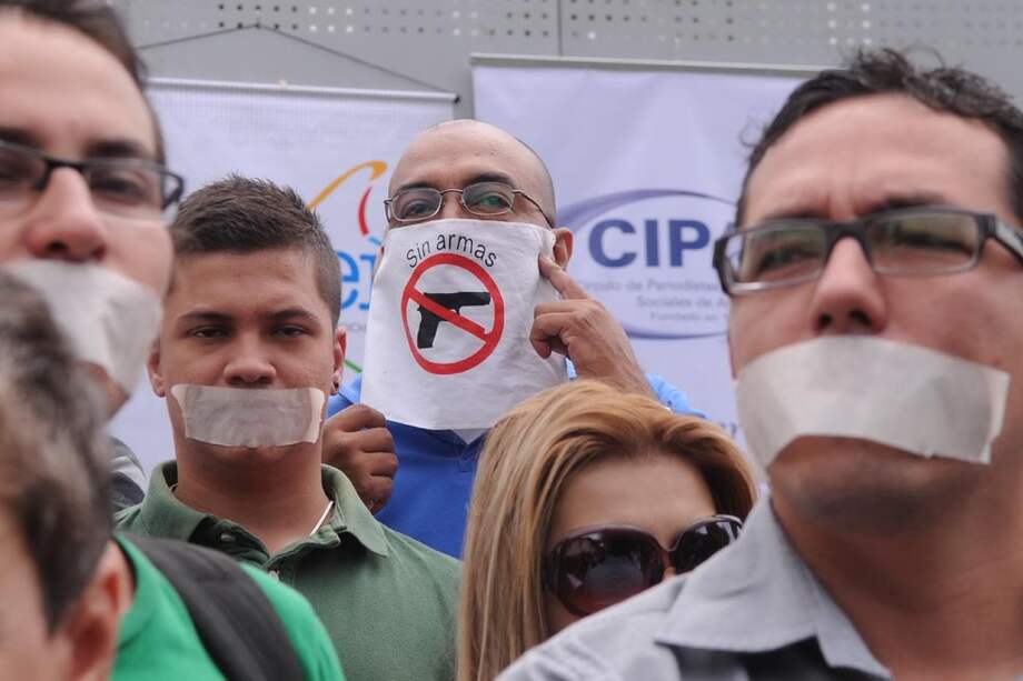 Los periodistas antioqueños protestaron usando tapabocas a las afueras de la Unidad Nacional de Protección. / Luis Benavides