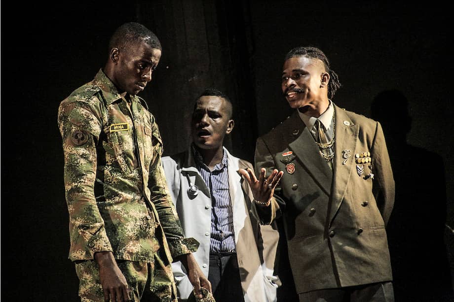 "Mina" narra la historia de un soldado raso, de escasos recursos, que se enfrenta a diario con un entorno hostil que trata de convencerlo que, dada su frágil posición social, no tiene valor alguno. En su búsqueda por mejorar la situación económica que garantice el futuro de su familia, Mina se ve obligado a ser parte de la investigación clandestina de un médico de la capital.