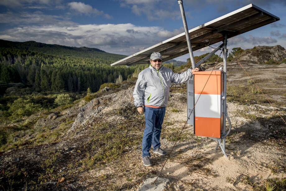 El geólogo Héctor Mora lleva más de tres décadas consolidando una red de antenas que podrían predecir los sismos en Colombia, como esta de la represa Teatinos, en Boyacá. / Alejandra Cardona Mayorga - Servicio Geológico Colombiano