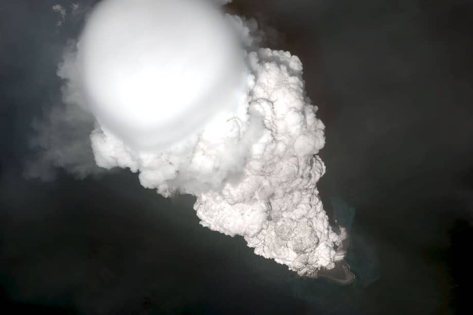 Esta imagen de satélite muestra el volcán Bogoslof en erupción el 28 de mayo de 2017. / Dave Schneider / Alaska Volcano Observatory y el Servicio Geológico de los Estados Unidos.