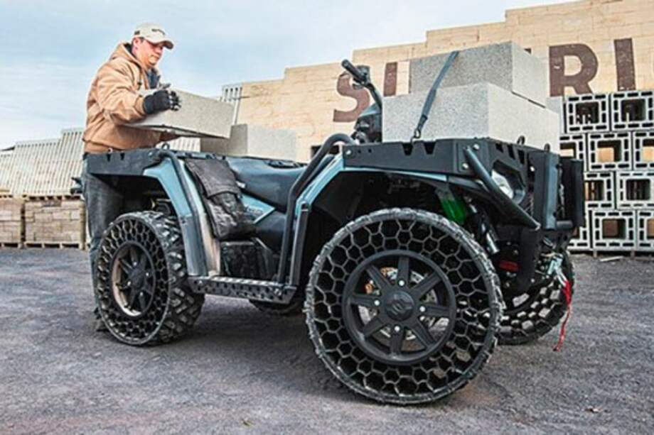 Muy al estilo militar, así es el primer vehículo con llantas sin aire