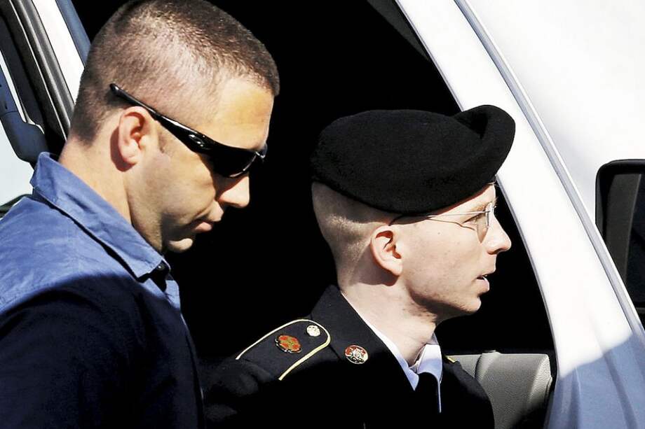 Bradley Manning llegó escoltado al juzgado militar de Fort Meade, donde se conocería el veredicto de su juicio. / AFP
