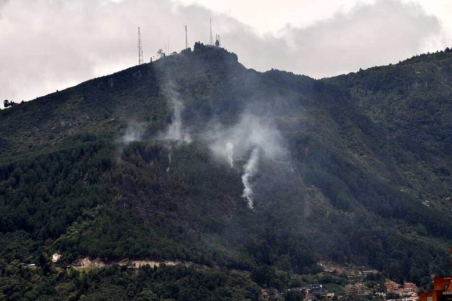 El humo seguía viéndose ayer en los Cerros Orientales. / Liz Durán