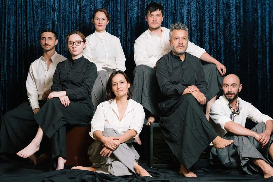 "¿Y si Hamlet fuera ellx?" está encabezadas por los actores Ella Becerra, Xiomara Galeano, Ana María Nieto de Gamboa, Saeed Pezeshki, Erik Joel Rodríguez y Héctor Sánchez Gámez.