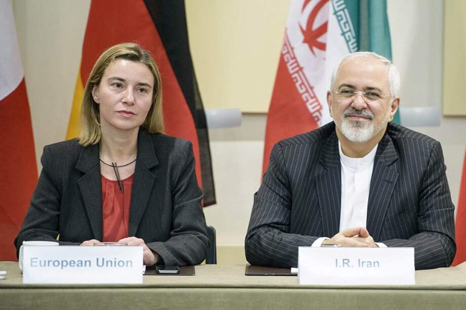 La vicepresidenta de la CE y alta representante para la Política Exterior de la UE, Federica Mogherini (izda), y el ministro iraní de Exteriores, Javad Zarif (dcha). / EFE