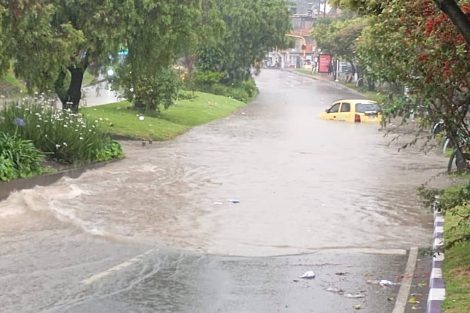 Taxi atrapado en inundación de las Américas con Calle 36.