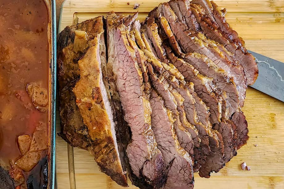 Pecho de res braseado con su gravy.