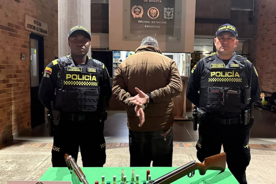 Durante el procedimiento, los policías le solicitaron los permisos para la tenencia de armas de fuego. El hombre manifestó no contar con la documentación exigida por la ley. En la inspección del inmueble, las autoridades incautaron dos escopetas y 13 cartuchos, ocho de ellos ya percutidos.