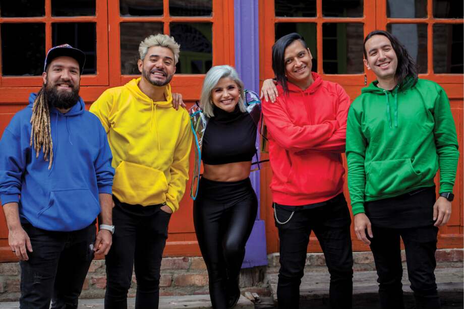 La banda Pescao Vivo al lado de Martina La Peligrosa durante la grabación del tema "Votum". / Cortesía