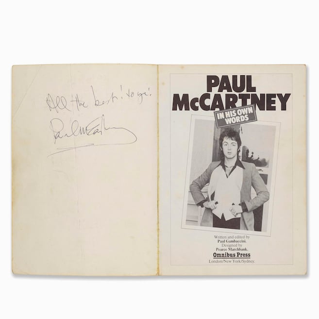 Un libro firmado por McCartney y hallado en una caja de donaciones fue vendido por GBP 1.200
