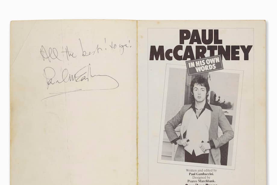 El libro firmado por el excomponente de 'The Beatles' Paul McCartney que fue donado de forma anónima a una tienda de segunda mano en Gales.