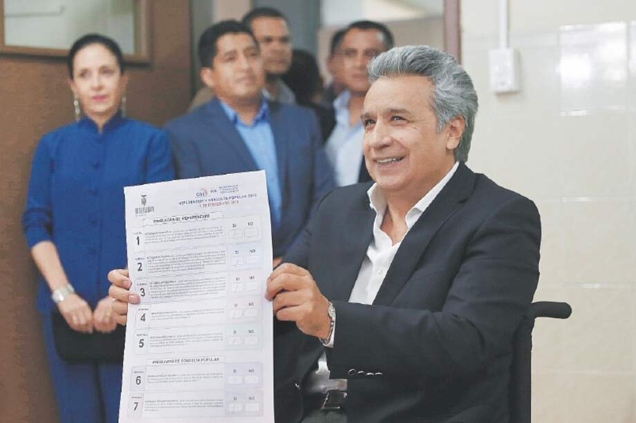 El presidente Lenín Moreno muestra el tarjetón con sus votos en Quito. / Efe
