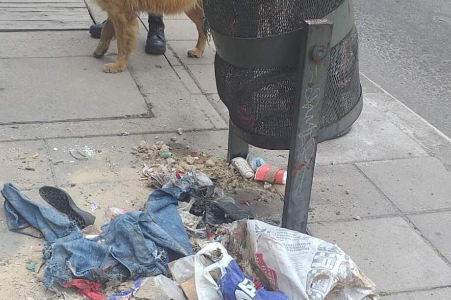 Las autoridades realizaron la inspección para determinar el contenido del paquete.