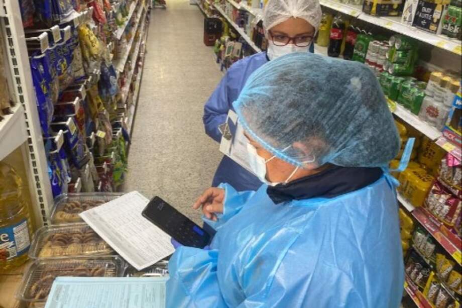 Para evitar caer en estafas, verifique la identificación de los funcionarios e informe a las autoridades de inmediato si estos le exigen dinero, recuerde que las visitas sanitarias son gratuitas