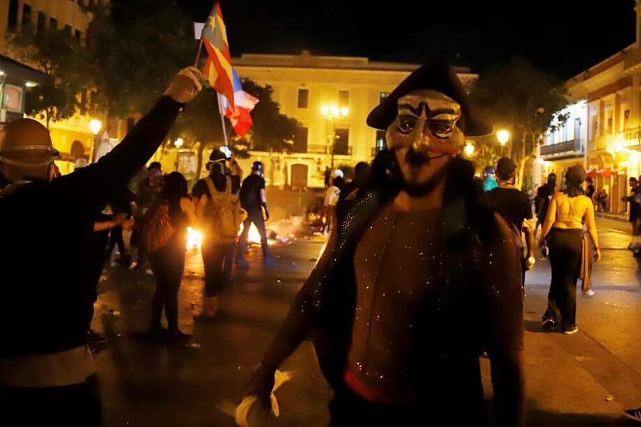 Vista de enfrentamientos entre la policía Estatal y manifestantes el miércoles, durante una protesta, por quinto día consecutivo contra el Gobernador de Puerto Rico, Ricardo Rosello. / EFE