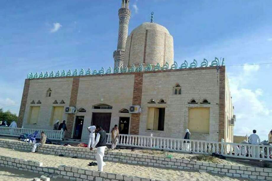 Varias personas permanecen en el exterior de una mezquita contra la que se ha perpetrado un ataque, en la ciudad de Al Arish. / Agencia EFE