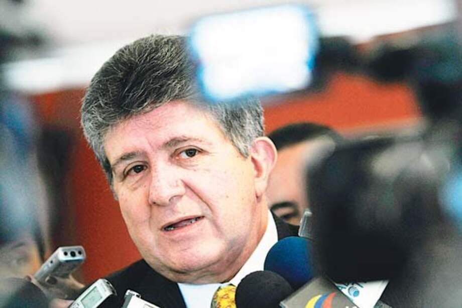 Denuncian estrecha relación de excontralor Turbay con Saludcoop