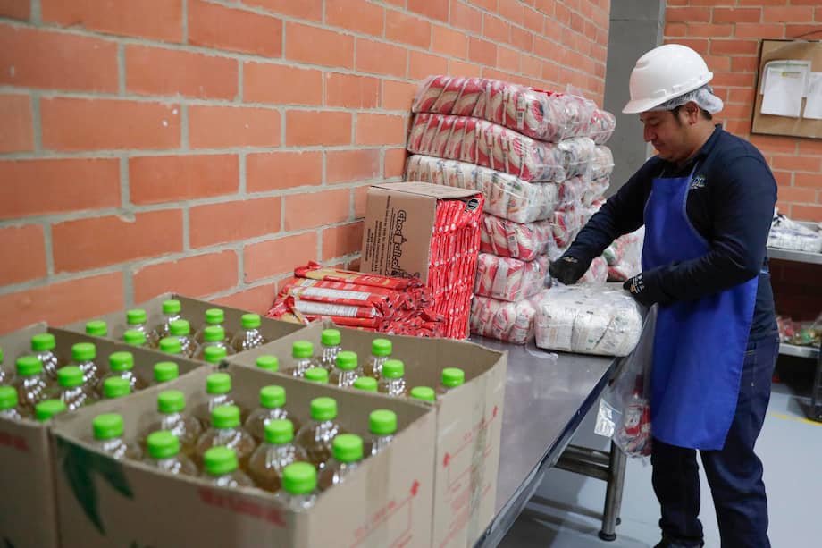 Para alimentos aptos para el consumo humano, o artículos de aseo e higiene, la entrega tendría que hacerse a bancos de alimentos amparados por la Ley 2380 de 2024.