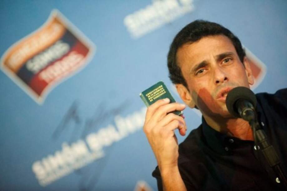 Henrique Capriles lidera el ala de la oposición que busca no enemistar a Nicolás Maduro, pero el presidente parece convencido en la necesidad de sabotear la nueva mayoría opositora. / EFE