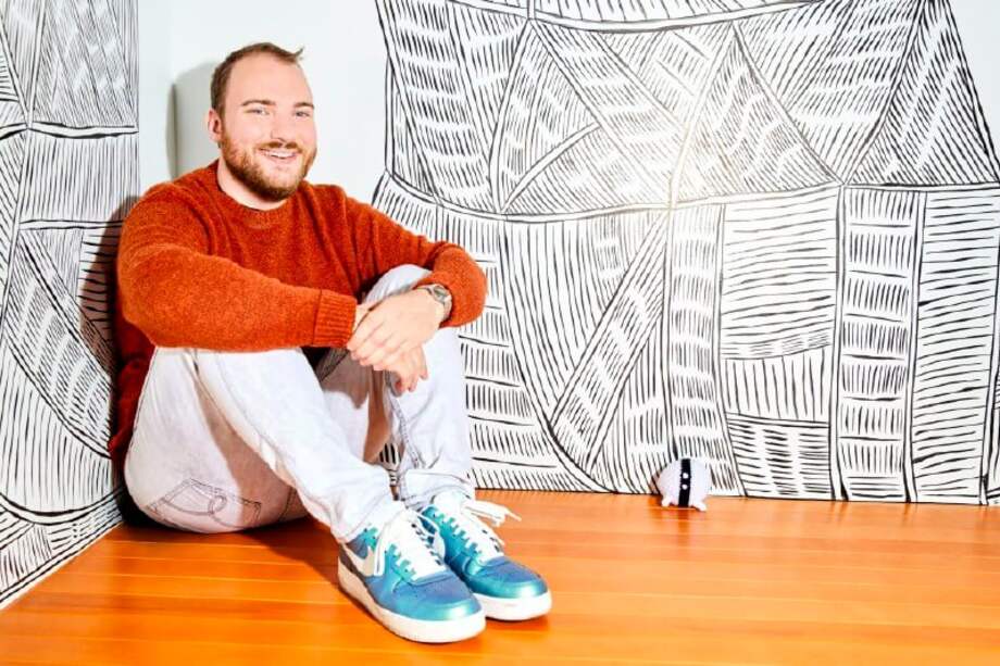 Owen Dennis hizo una licenciatura en animación, y luego se radicó en China para trabajar como profesor de inglés. / Cortesía Cartoon Network