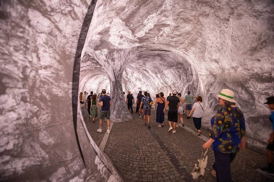 Un grupo de personas visita la instalación artística "La Caverne du Pont-Neuf", del fotógrafo y artista callejero francés JR, en el Pont-Neuf de París, Francia, el 27 de junio de 2026.
